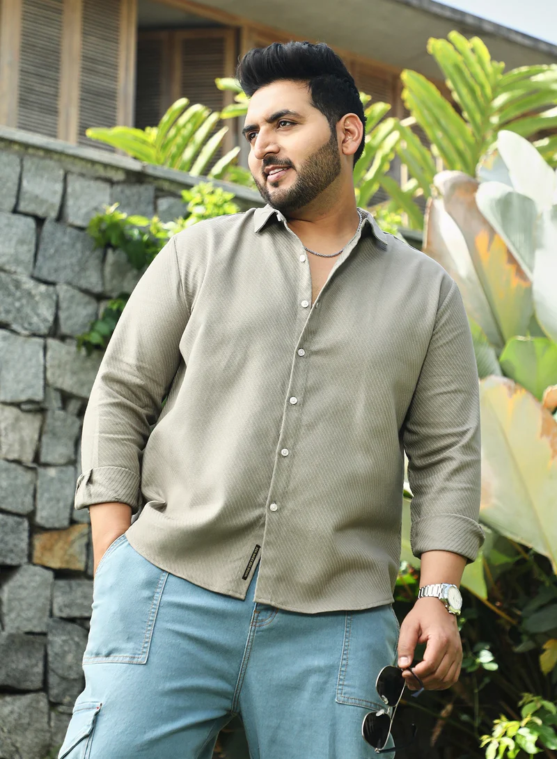 انستافاب بلس قميص رجالي كاكي داكن بياقة ممتدة وأكمام طويلة بأزرار للمقاسات الكبيرة