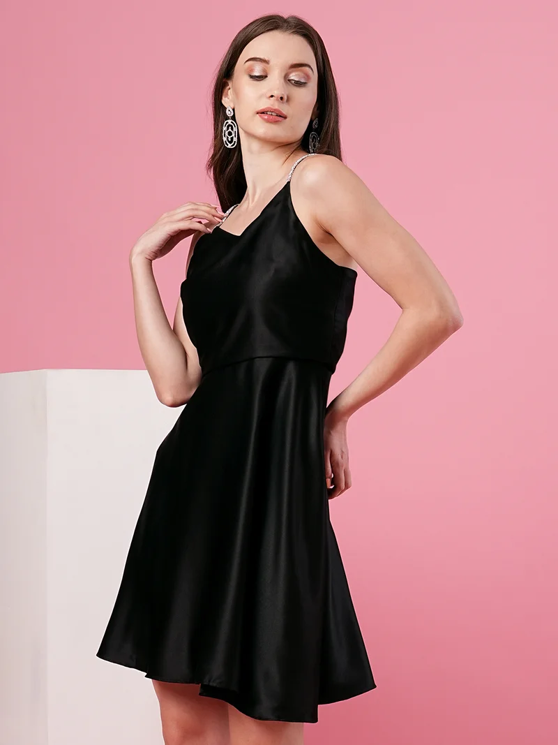 جلو باص فستان جلوبس نسائي أسود بحمالات من الساتان بقصة واسعة