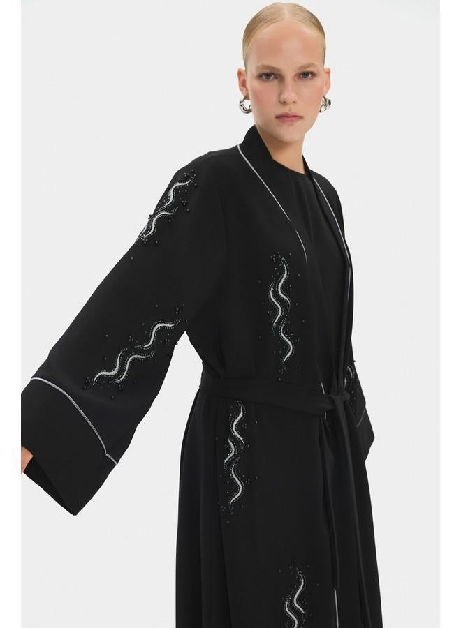 جون عباية سوداء بتفاصيل حجرية وربطة خصر من جوني - Image 3