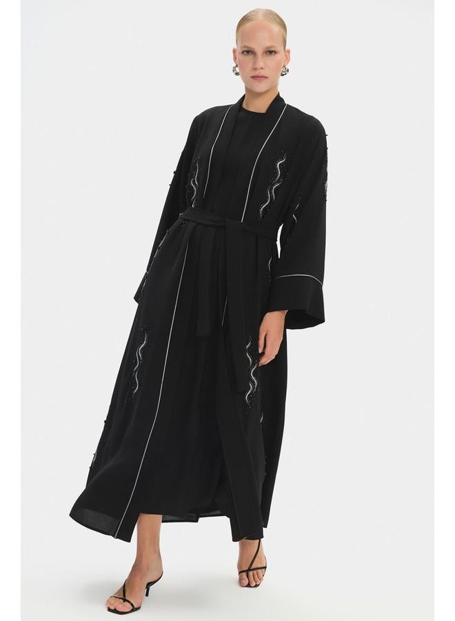 جون عباية سوداء بتفاصيل حجرية وربطة خصر من جوني - Image 2