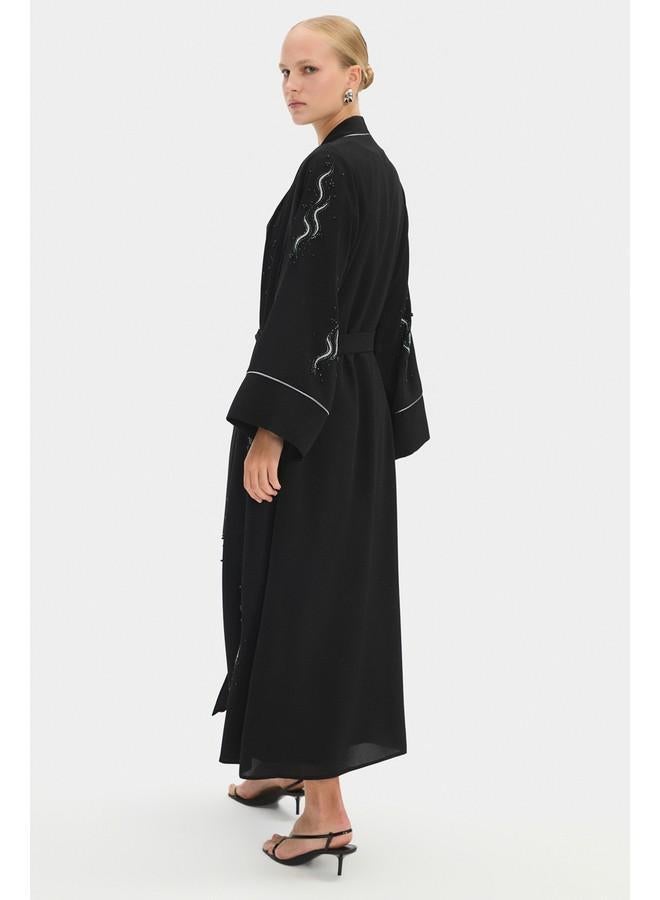 جون عباية سوداء بتفاصيل حجرية وربطة خصر من جوني - Image 4