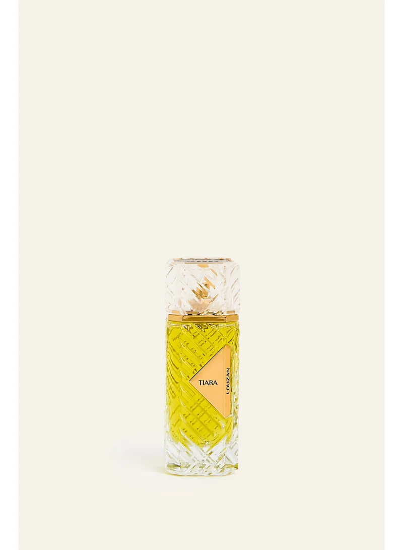 لوزان تيارا او دو بارفان دافئ وعطري يوازن بين انتعاش الحمضيات وحلاوة التوابل. يفتح اللافندر والبرغموت والليمون بانتعاش، ويدفئ الكاشميران والقرفة والعسل القلب، فيما يمنحه الياسمين والتبغ والتونكا قاعدة خشبية حلوة وغنية. عطر 100 مل بعمق يناسب النهار والمساء.