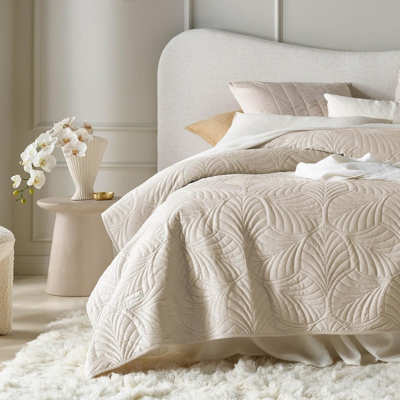 ROOM99 Feel Elegant Cream Bedspread 170 x 210 cm  Versatile as a Bed Throw or Sofa Throw  Quilted  Perfect as a Velvet Bedspread
