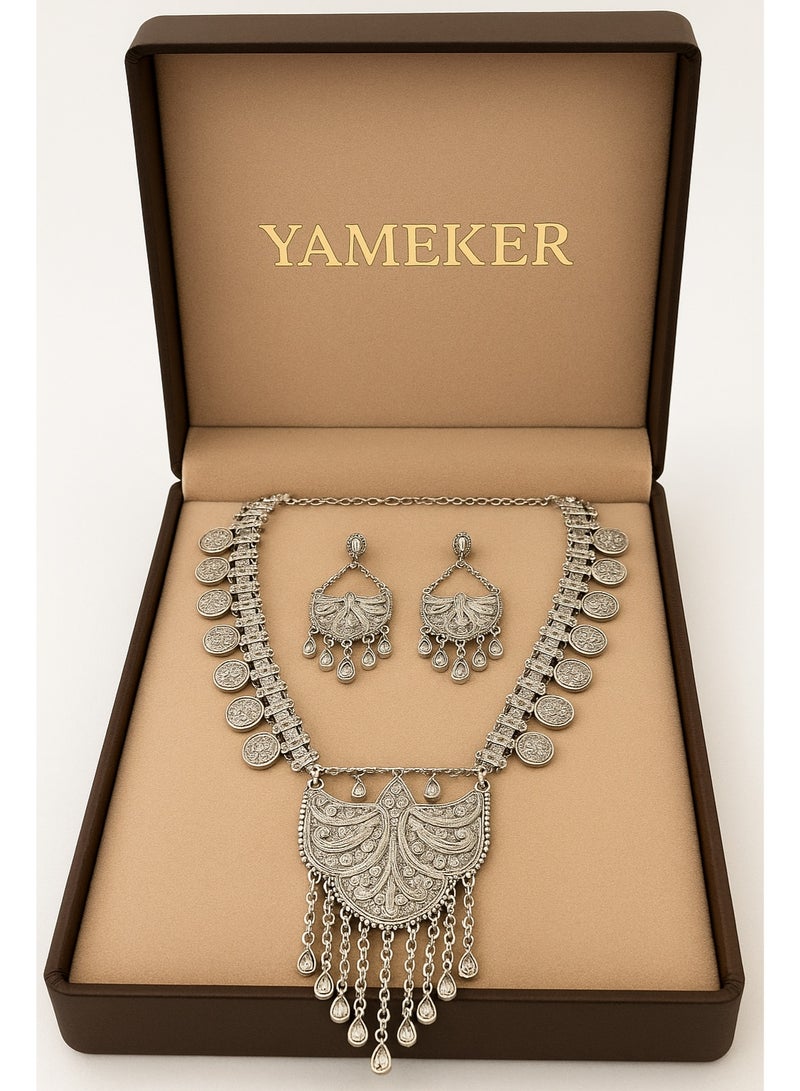 ياميكر طقم عقد وأقراط نسائي من YAMEKER.AE باللون الفضي بتصميم تراثي مزين بعملات معدنية | طقم مجوهرات تقليدي للمناسبات والحفلات | إكسسوارات احتفالية ومناسبة للفعاليات الثقافية للنساء والفتيات - Image 2