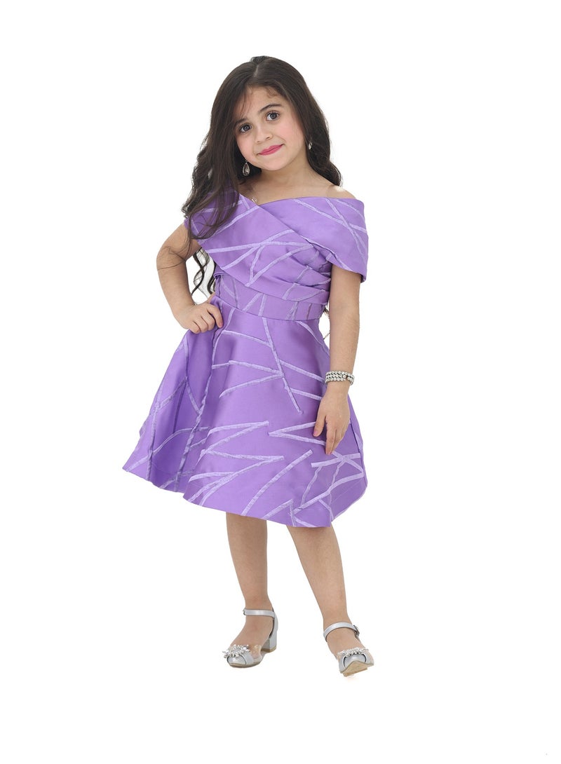 مودرن ديزاين فستان بناتي فخم صدر لف من خامة الميكادو الفاخر يتميز الفستان بلونين موف ولحمي يتم تصميم الفستان بخطوط محبوكه فاخر سيمنحك طفلتك إطلالة مذهلة ومشرقة يجمع بين الأناقة والفخامة والتفاصيل الدقيقة - Image 1