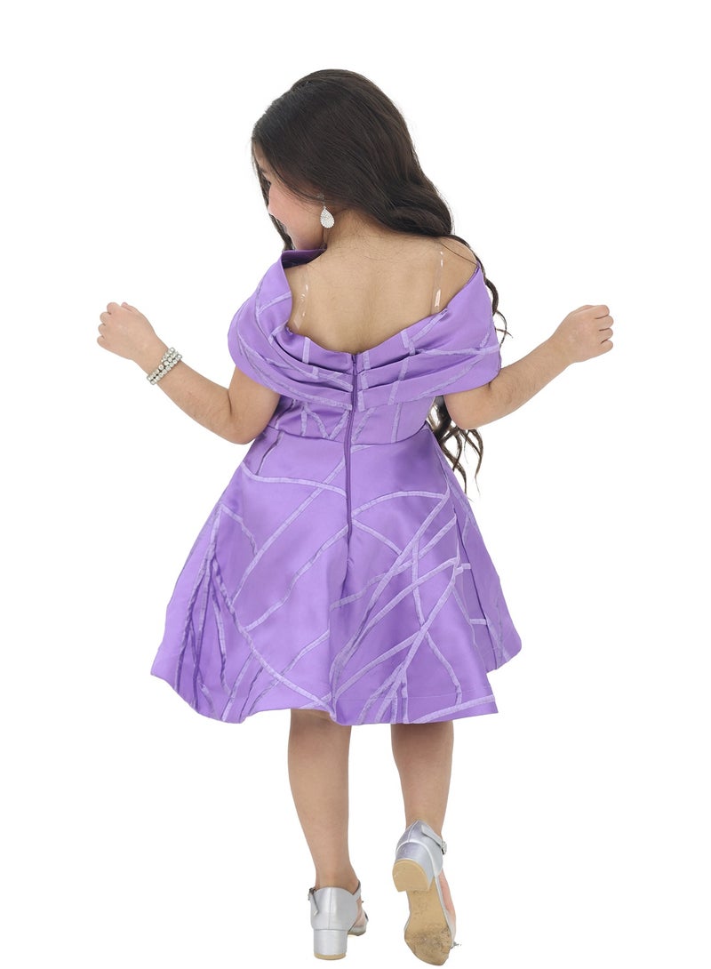 مودرن ديزاين فستان بناتي فخم صدر لف من خامة الميكادو الفاخر يتميز الفستان بلونين موف ولحمي يتم تصميم الفستان بخطوط محبوكه فاخر سيمنحك طفلتك إطلالة مذهلة ومشرقة يجمع بين الأناقة والفخامة والتفاصيل الدقيقة - Image 3