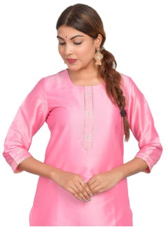 ريارا كورتي وردي فاتح للنساء مع طقم بنطلونات 3/4 كم كورتا بانت طقم حرير فني (تفتا سادة) مقاس XL  - Image 3