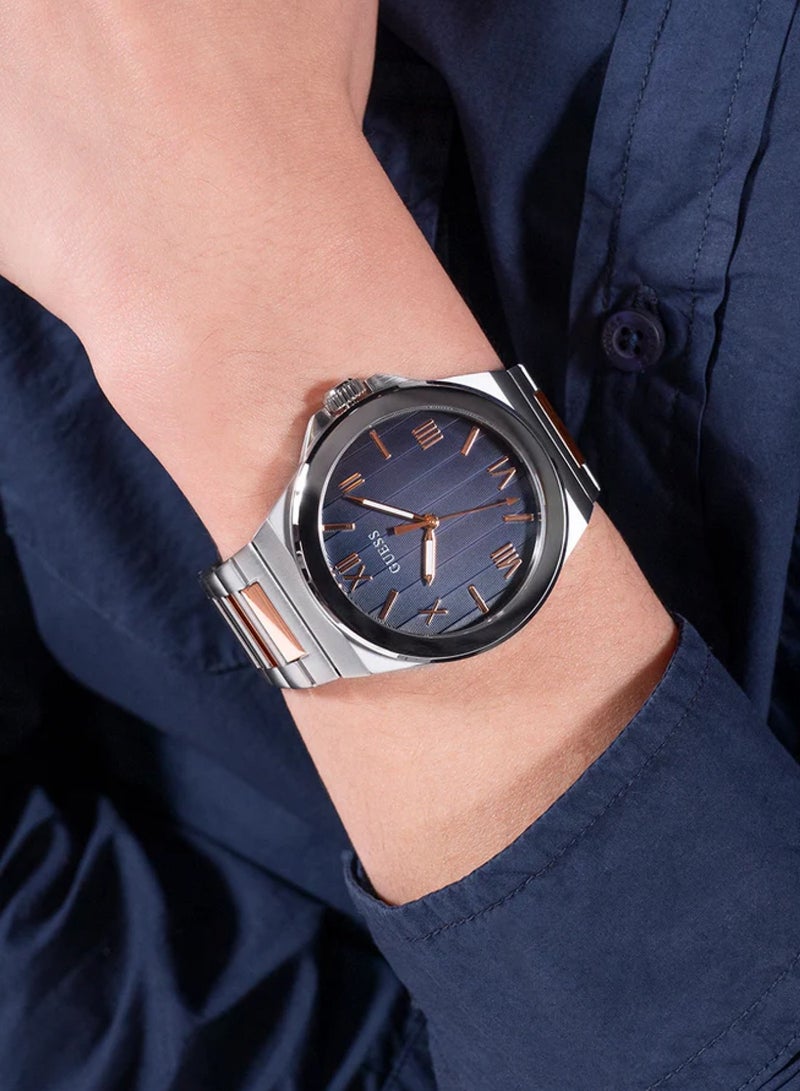 GUESS ساعة أنالوج كوارتز للرجال بتصميم ثنائي اللون فضي من فينيل GW0789G4 - 44 مم - Image 5