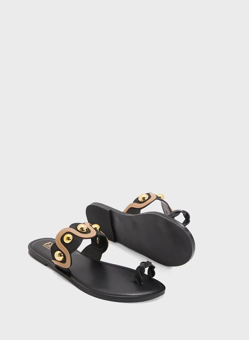 ايلا صندل بحزام إصبع مرصع