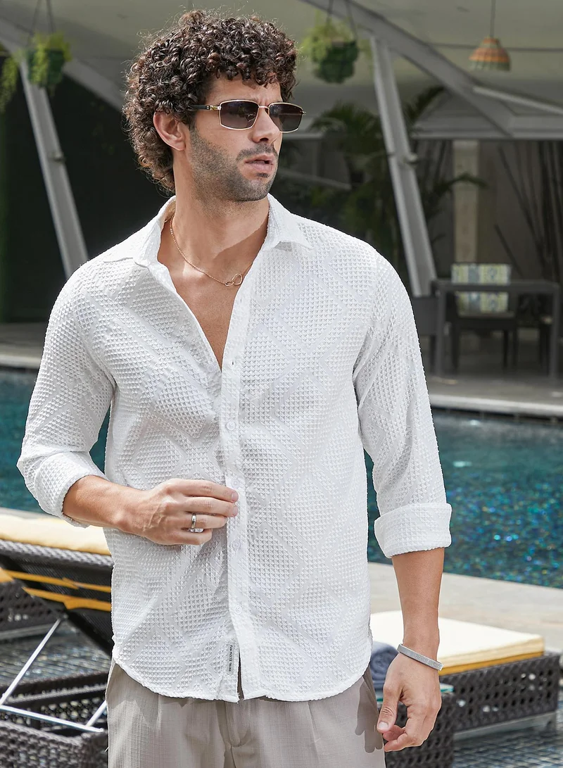 كامبوس سوترا قميص رجالي أبيض بنقشة زهور لمسية