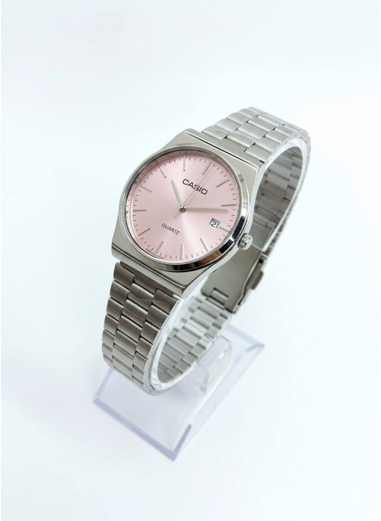 كاسيو ساعة كاسيو الكلاسيكية التناظرية للنساء/للجنسين - لون فضي، هيكل دائري، مينا وردي، سوار مرن من الفولاذ المقاوم للصدأ، عرض التاريخ - Image 1
