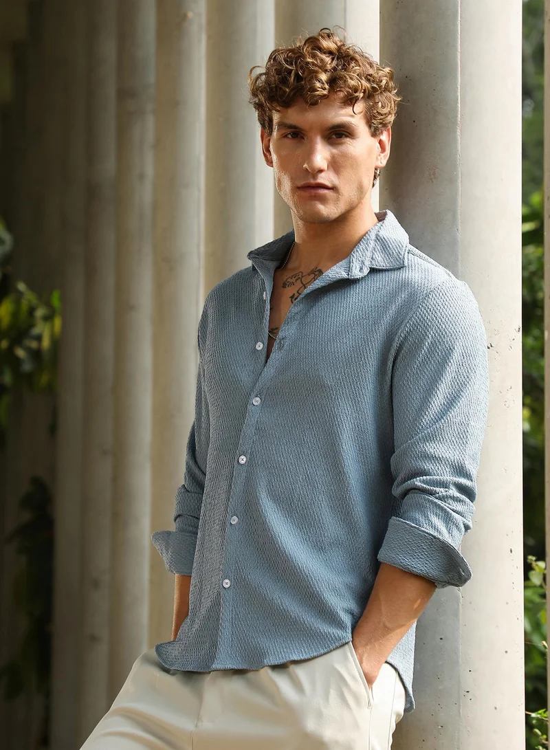 Campus Sutra Men's Powder Blue Weave-Tactile Shirt For Casual Wear | Spread Collar | Long Cuffed Sleeves | Button Closure | Shirt Crafted With Comfort Fit For Everyday Wear