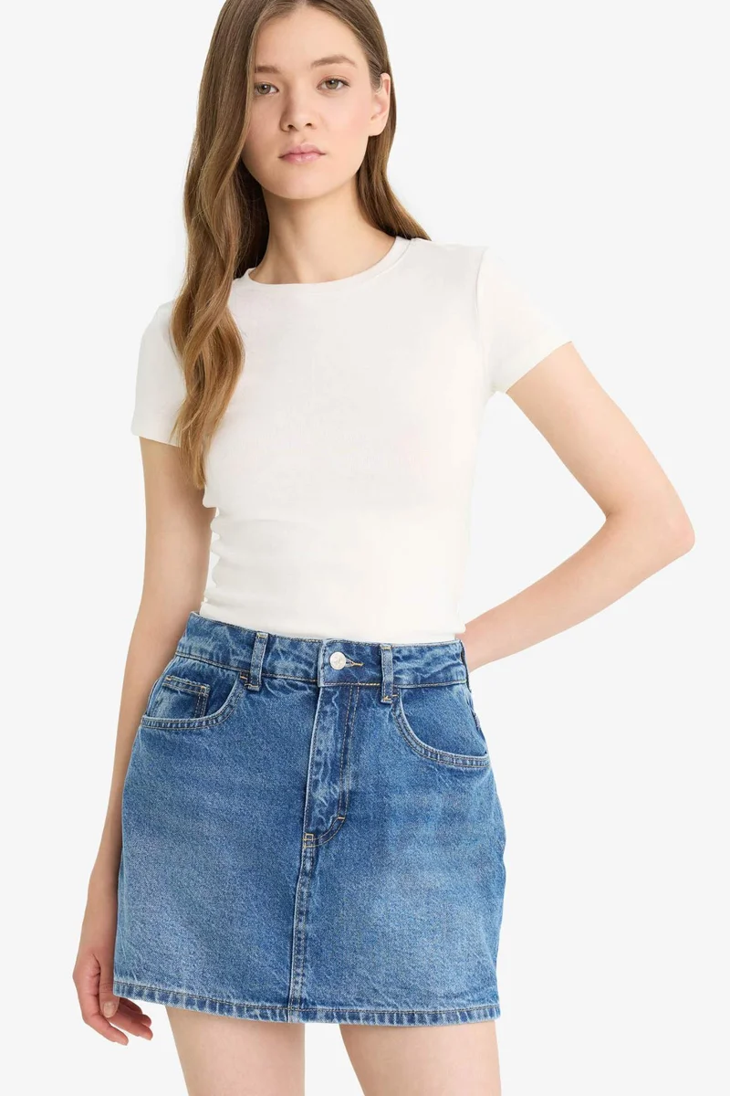 ديفاكتو Fitted Ribbed Crew Neck Short Sleeve Basic T-Shirt