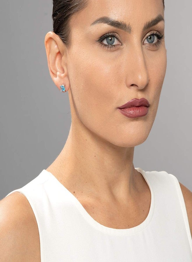 بيورا أقراط مرصعة بحجر التوباز الأزرق السويسري من بيورا، مصنوعة من الفضة الإسترليني عيار 925، بتصميم سوليتير سكرول غاليري، حجر كريم طبيعي، بإجمالي 2.50 قيراط، قطع برنسيس 6 مم، مزودة بمشابك احتكاكية، أقراط مرصعة بحجر كريم أزرق متلألئ. - Image 4