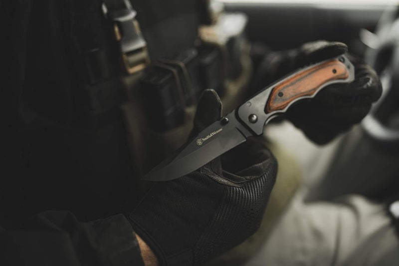 Smith & Wesson سكين قابلة للطي بطول 8.5 بوصة مع شفرة نقطة إسقاط بطول 3.7 بوصة ومقبض من الفولاذ المقاوم للصدأ وخشب حقيقي للاستخدام الخارجي، التكتيكي، البقاء و EDC - Image 5