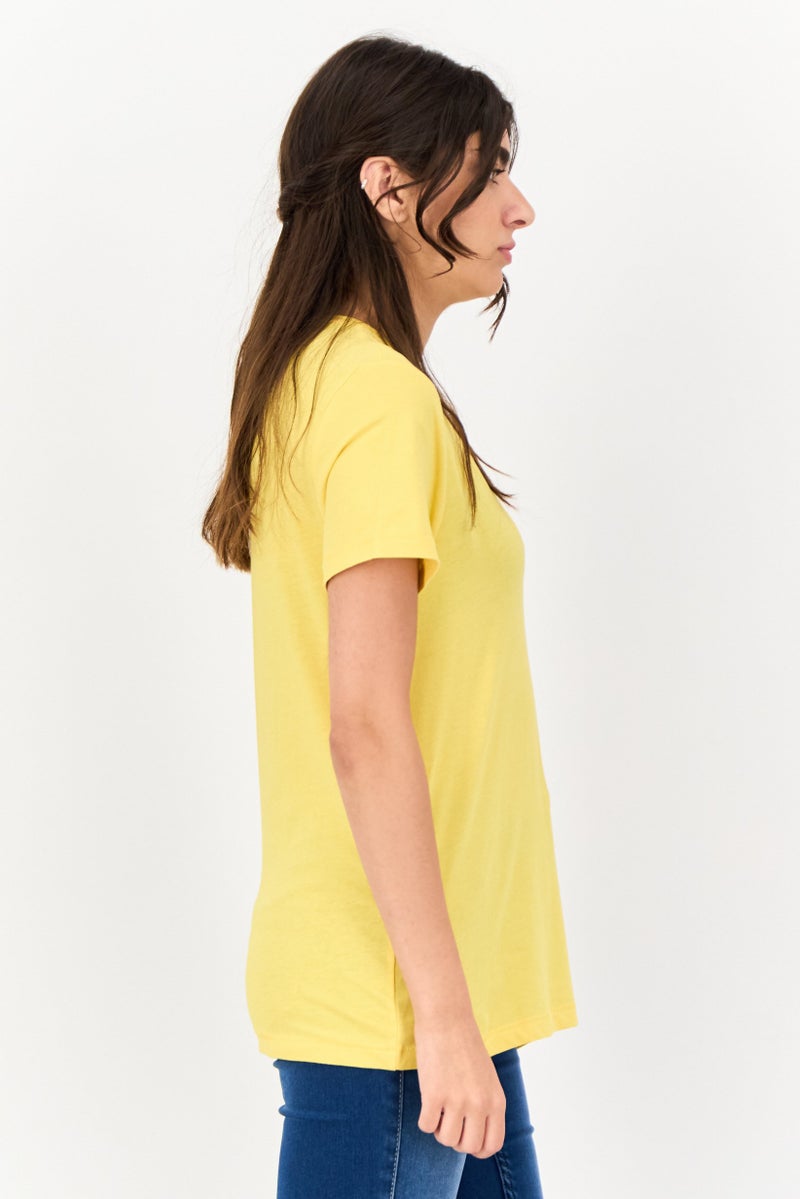 ONLY تي شيرت نسائي بقصة عادية بأكمام قصيرة وطباعة جرافيك، أصفر - Image 2