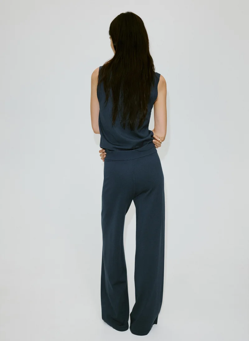 مانجو V-Neck Knit Top