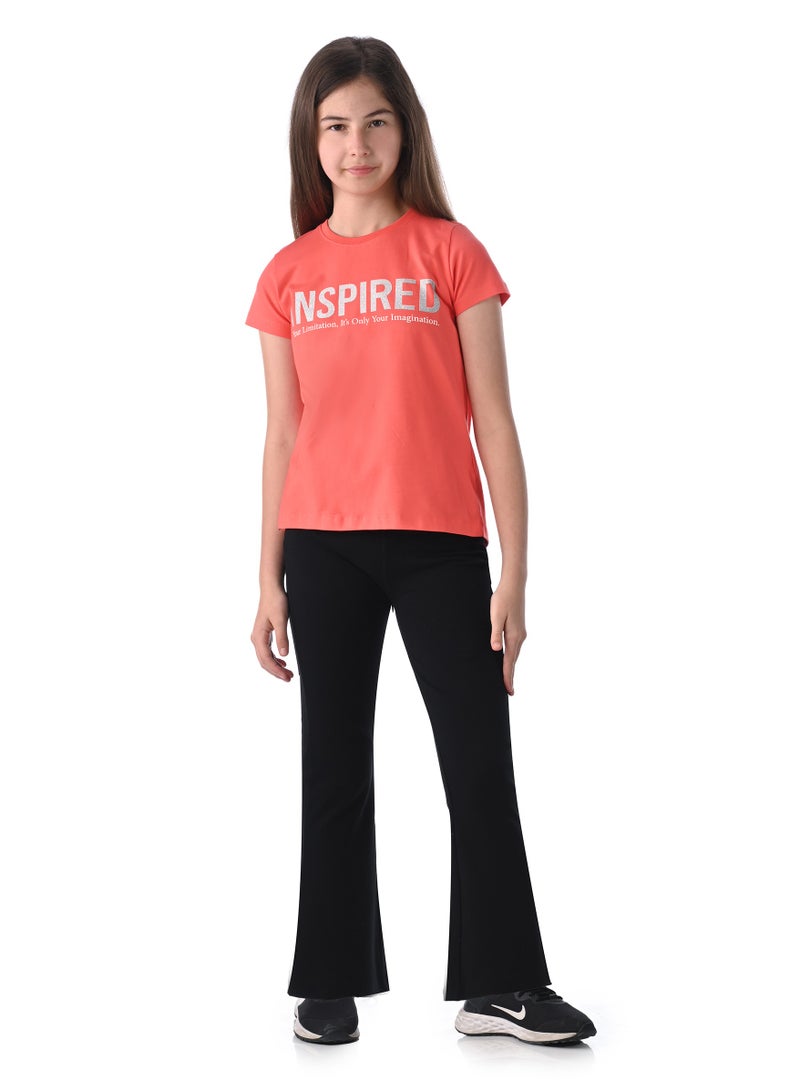 فكتور اند جين بلوزة فيكتور وجين أثليجر بطبعة الشعار – أنيقة ومريحة – مرجاني - Image 1