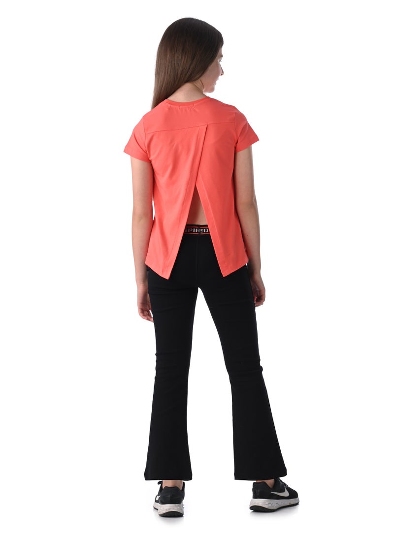 فكتور اند جين بلوزة فيكتور وجين أثليجر بطبعة الشعار – أنيقة ومريحة – مرجاني - Image 2