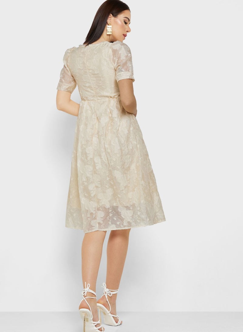 ايلا فستان مطرز بقصة عريضة - Image 2