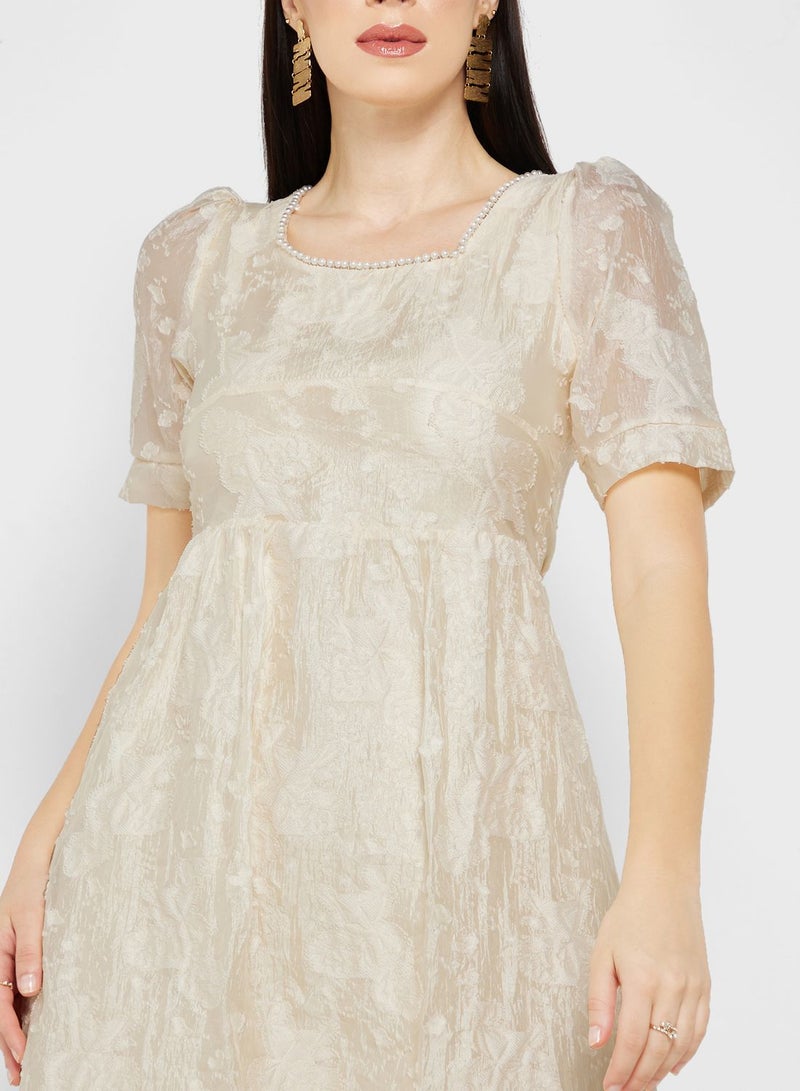 ايلا فستان مطرز بقصة عريضة - Image 3