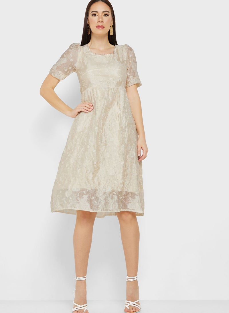 ايلا فستان مطرز بقصة عريضة - Image 4