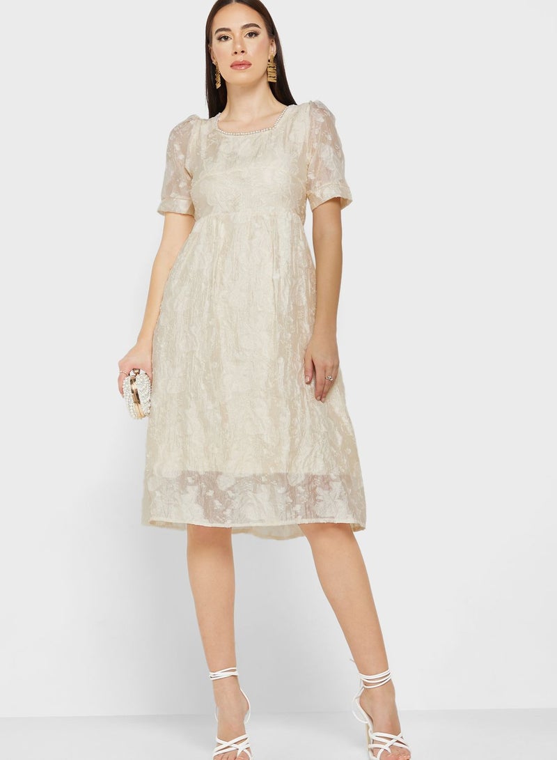 ايلا فستان مطرز بقصة عريضة - Image 1