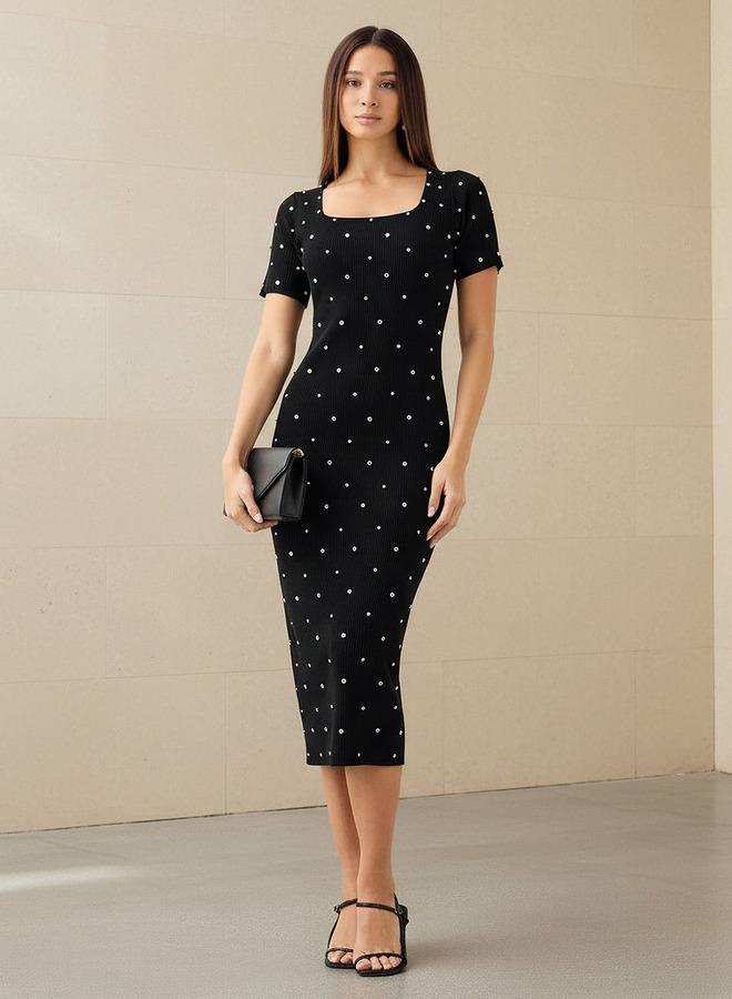 تواكستريمز فستان ميدي محبوك مزين بالكريستال بياقة مربعة - Image 1