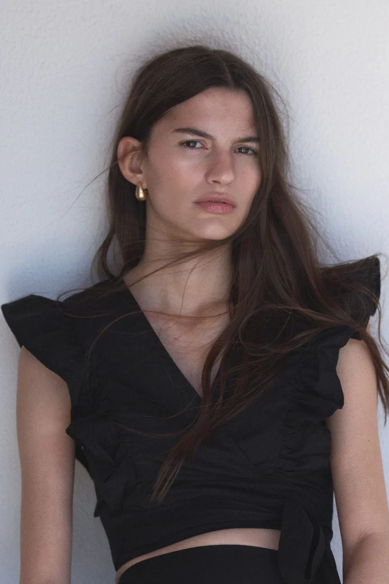 اتش اند ام بلوزة قصيرة بتصميم ملفوف