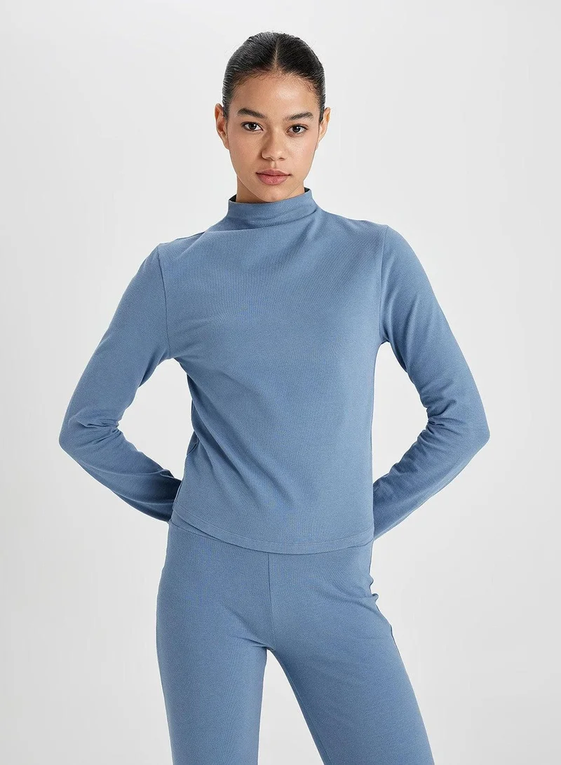 ديفاكتو تيشيرت بأكمام طويلة وياقة واقفة بقصة ضيقة من ديفاكتوفيت