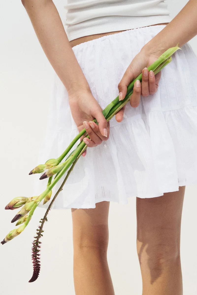 اتش اند ام تنورة ميني مزينة بكشكشة