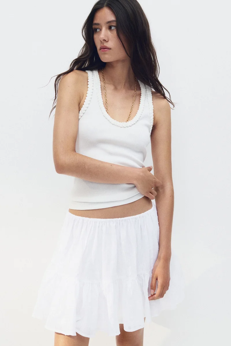 اتش اند ام تنورة ميني مزينة بكشكشة