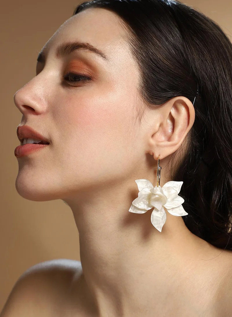 SOHI SOHI Women The La-Flora Hoop Earrings | Ivory White & California  Colour | One-Size | Metallic Acrylic & Alloy Material | Push Back Closure | Earrings For Casual & Evening Wear