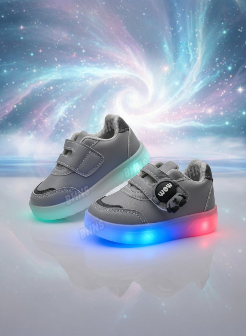 ستايلش جزمة أطفال مضيئة LED - خفيفة-  حذاء مضيء للأطفال بناتي ولادي تنور ، شوز بإضاءة للبنات و الاولاد للأطفال تضيء مقاسات 20-25، تصميم خفيف ومضادة للانزلاق مريح سهل الارتداء شوز اطفال حذاء اطفال للمشي جزم اطفال ابو لمبة - Image 1