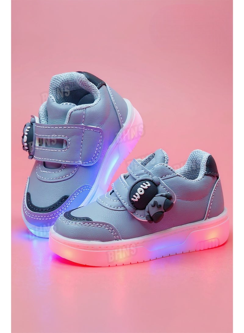 ستايلش جزمة أطفال مضيئة LED - خفيفة-  حذاء مضيء للأطفال بناتي ولادي تنور ، شوز بإضاءة للبنات و الاولاد للأطفال تضيء مقاسات 20-25، تصميم خفيف ومضادة للانزلاق مريح سهل الارتداء شوز اطفال حذاء اطفال للمشي جزم اطفال ابو لمبة - Image 4