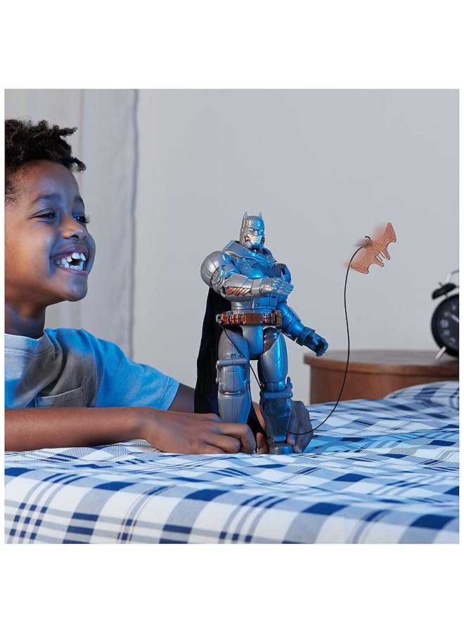 دي سي كوميكس لعبة باتل سترايك باتمان 12 بوصة مع 5 ملحقات و15 صوتًا وأكثر، ألعاب قابلة للتجميع للأطفال للأولاد والبنات من سن 3 سنوات فما فوق - Image 2