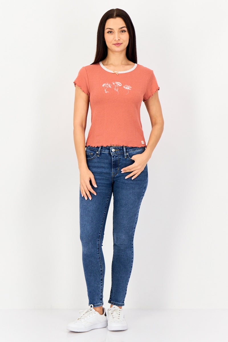 Levi's بلوزة نسائية بأكمام قصيرة وطوق دائري بطبعة جرافيك، صدئ - Image 4