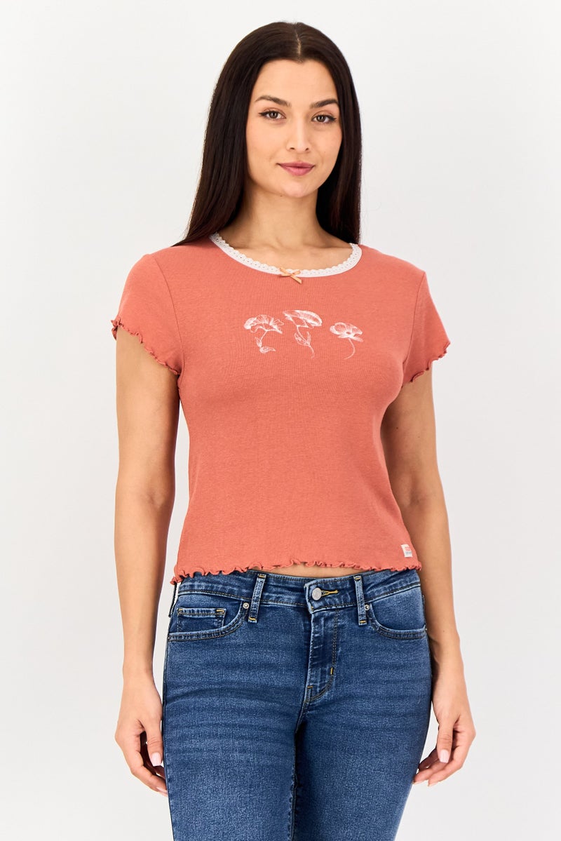 Levi's بلوزة نسائية بأكمام قصيرة وطوق دائري بطبعة جرافيك، صدئ - Image 1