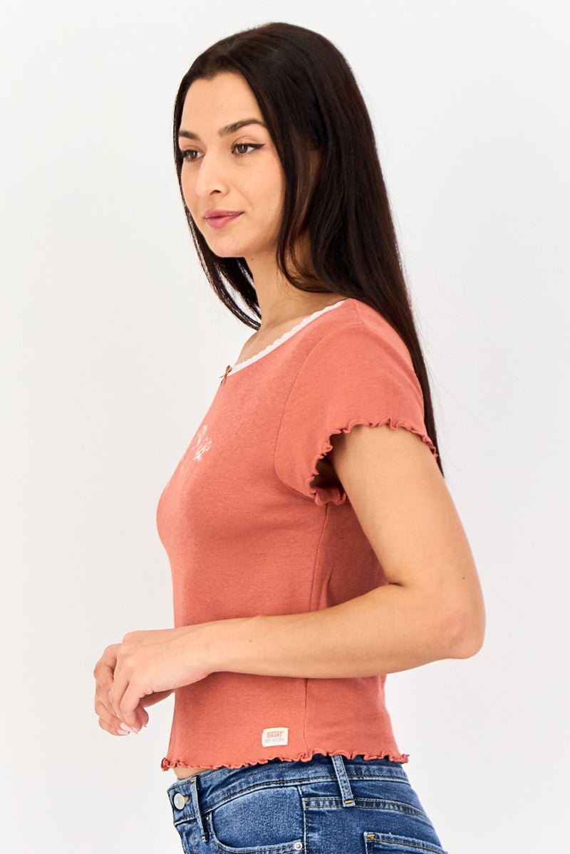 Levi's بلوزة نسائية بأكمام قصيرة وطوق دائري بطبعة جرافيك، صدئ - Image 2