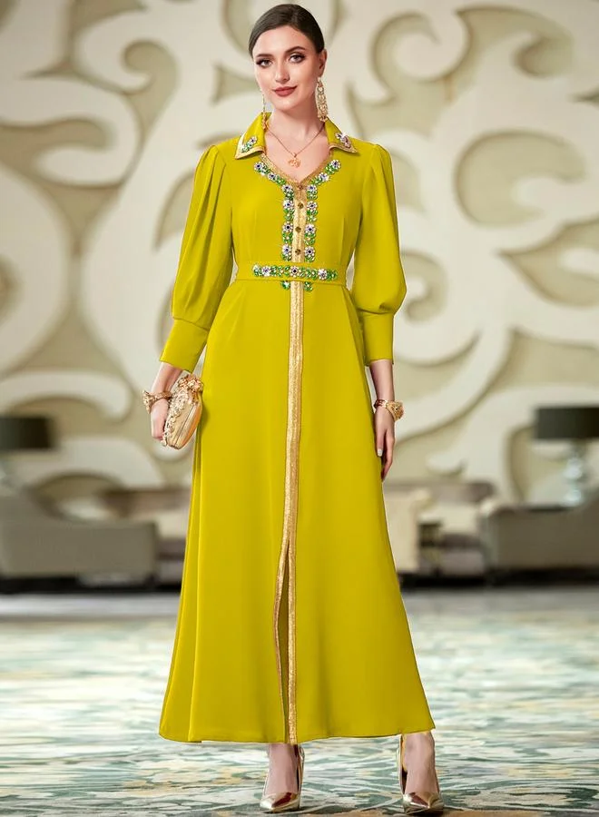 تايك تو جلابية مزينة بياقة مفتوحة وحواف ذهبية