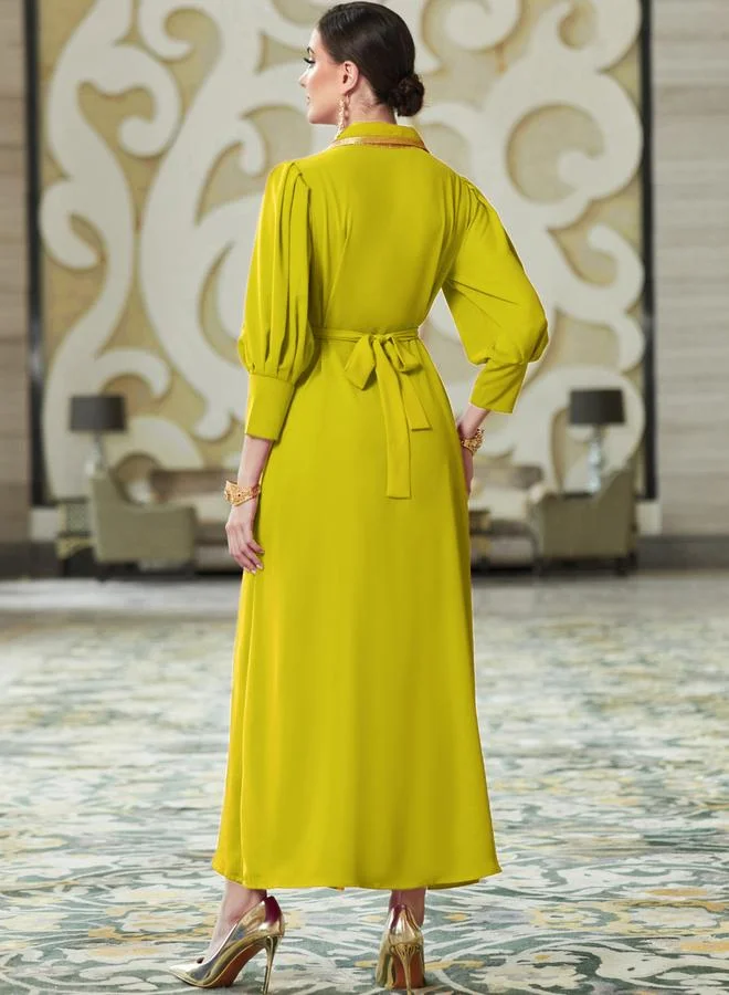 تايك تو جلابية مزينة بياقة مفتوحة وحواف ذهبية