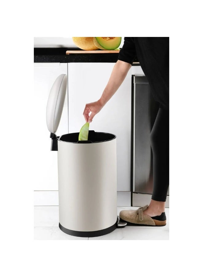 بريمانوفا سلة مهملات بدواسة من الفولاذ المقاوم للصدأ مع غطاء مقبب ناعم الإغلاق ودلو داخلي قابل للإزالة ومضاد للانزلاق والتحكم في الروائح 31.5 × 41.6 × 56 سم 30 لترًا بيج - Image 3