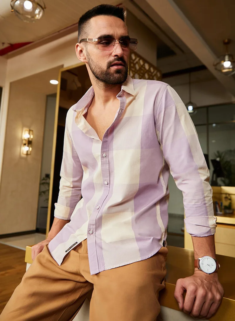 كامبوس سوترا قميص رجالي كاروهات أبيض وبنفسجي بقصة عادية بأزرار وياقة واسعة من القطن بأكمام عادية ومريح للاستخدام اليومي