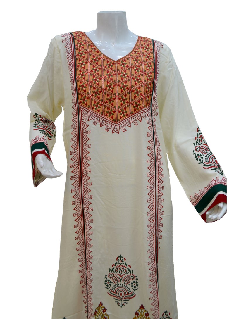 زينة فستان ماكسي قطني مريح وأنيق - جلابية نسائية بياقة دائرية مغلقة (Jewel Neck) - تطريز فاخر على الصدر وطباعة كاملة - Image 3