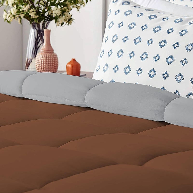 Day Care لحاف يوم الرعاية 200 GSM بجودة فندقية بديل للريش قابل للعكس 90 × 100 بوصة 228 سم × 254 سم لحاف مكيف لجميع الفصول سرير مزدوج فضي بني شوكولاتة - Image 3
