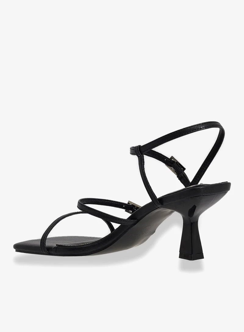 ايلا صندل بكعب وثلاث أشرطة