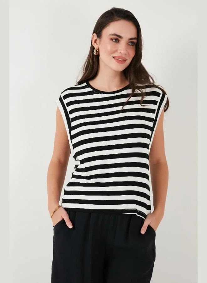 ليلا تي شيرت نسائي ليلا مقاس كبير بياقة دائرية وخطوط