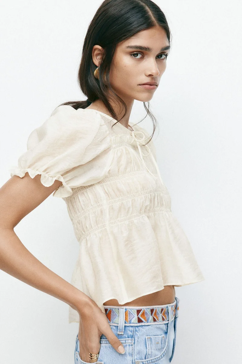 اتش اند ام بلوزة مزينة بتصميم مكشكش