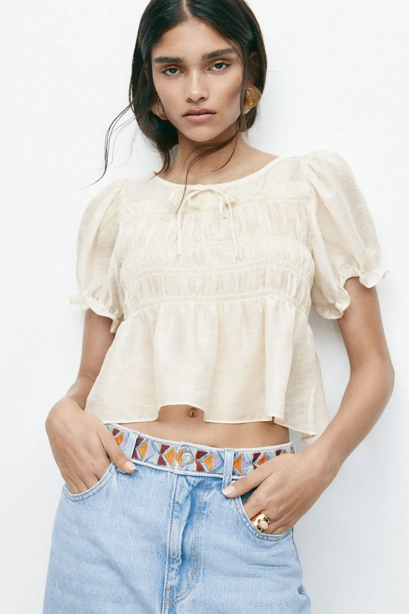 اتش اند ام بلوزة مزينة بتصميم مكشكش