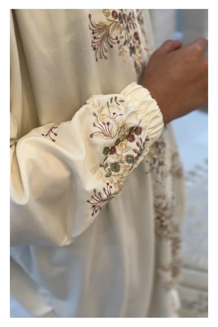 LoveHome Ultra soft and comfortable prayer sheet embroidered with small floral designs, one piece, includes a veil, and covers the entire body in a one-size-fits-all, wide-fitting size - Beige - Image 4